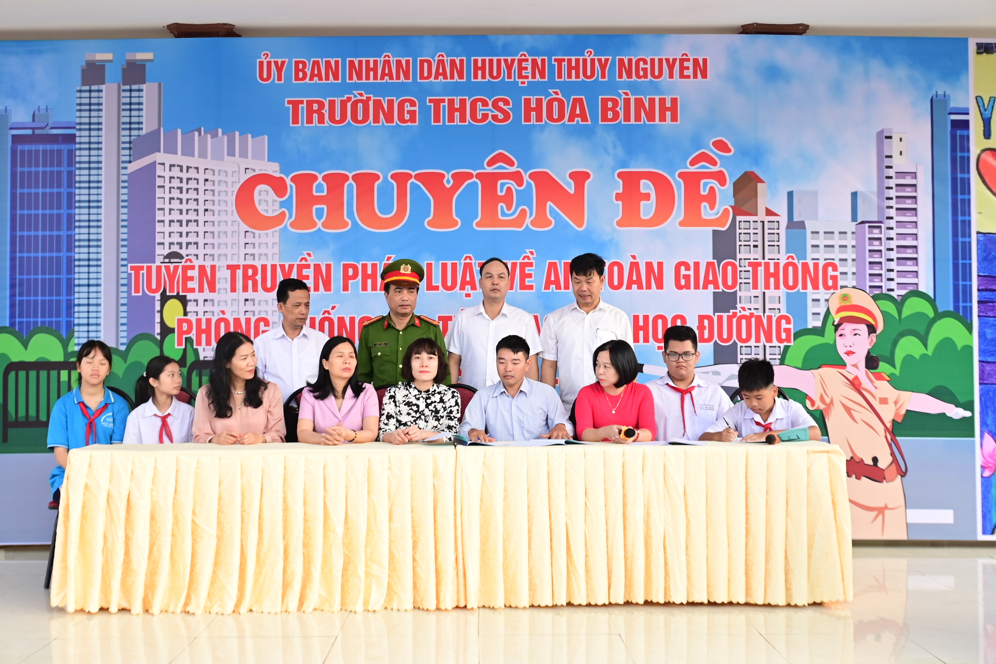 Công an huyện Thủy Nguyên: Phối hợp tổ chức Chuyên đề Tuyên truyền pháp luật về ATGT, phòng chống ma túy và bạo lực học đường tại trường THCS Hòa Bình